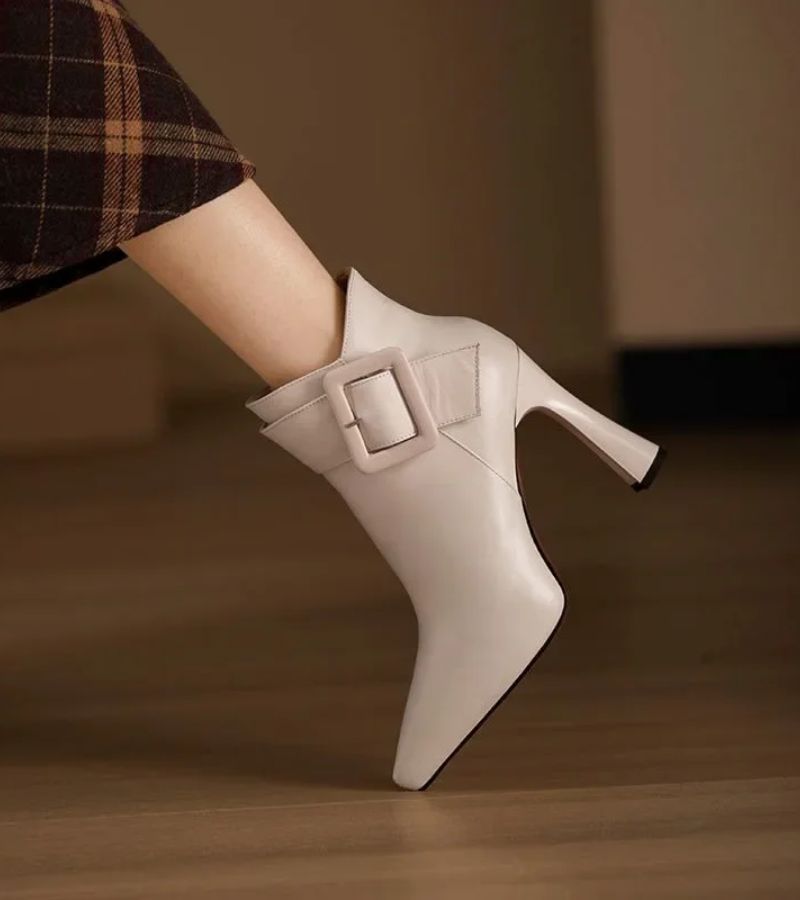 Botines Signature con Tacón y Hebilla Oversize