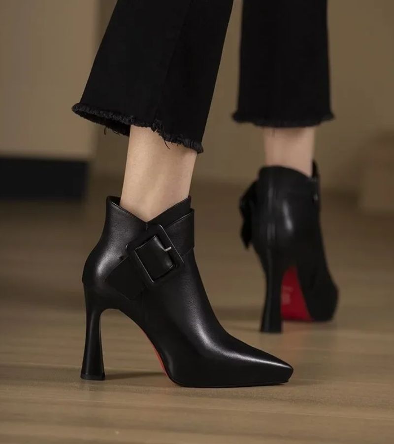 Botines Signature con Tacón y Hebilla Oversize