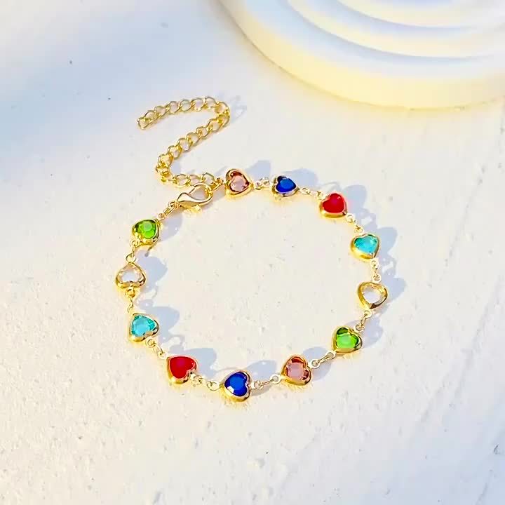 Pulsera Dorada con Corazones de Colores