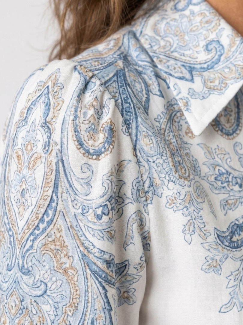 Vestido largo estampado de manga larga con cuello alto