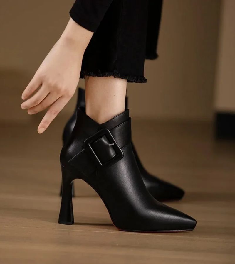 Botines Signature con Tacón y Hebilla Oversize