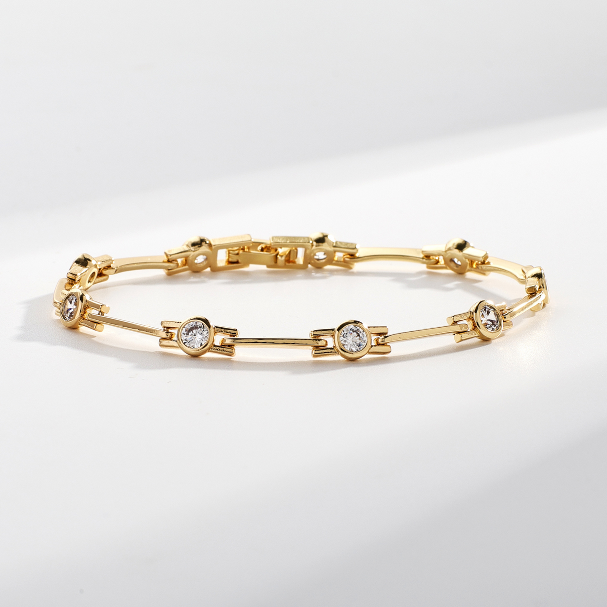Pulsera Dorada Refinada con Zirconias Brillantes