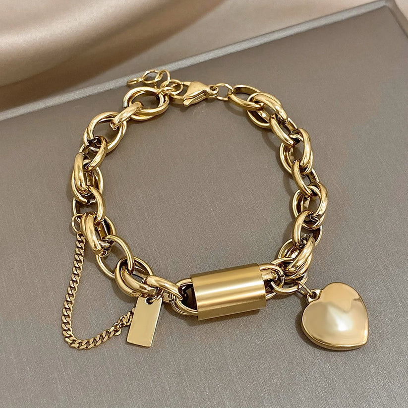 Pulsera Dorada Gruesa con Corazón