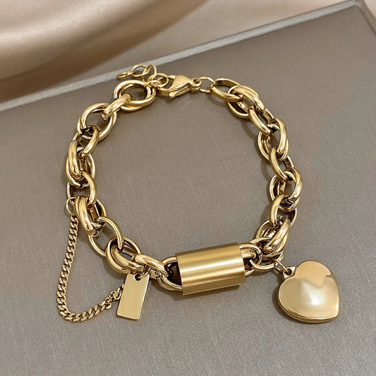 Pulsera Dorada Gruesa con Corazón