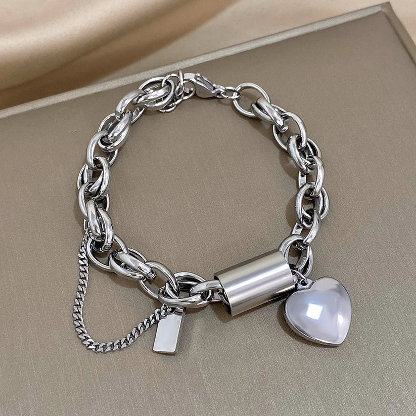 Pulsera Dorada Gruesa con Corazón