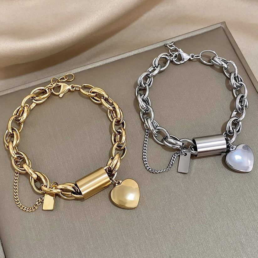 Pulsera Dorada Gruesa con Corazón