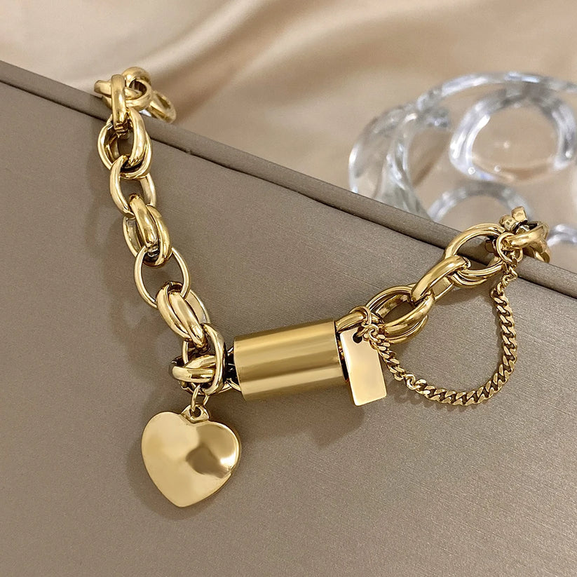Pulsera Dorada Gruesa con Corazón