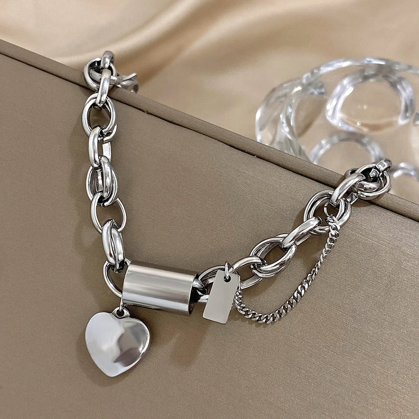Pulsera Dorada Gruesa con Corazón