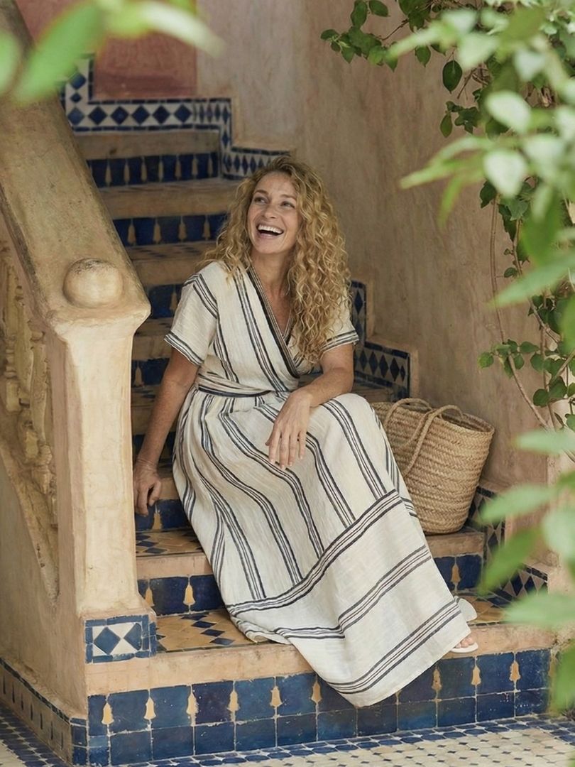 Vestido midi de manga corta con escote en V Thalassa