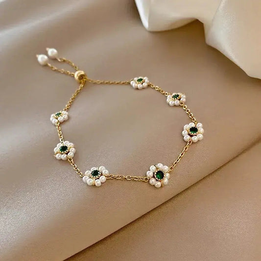 Pulsera Dorada Inspirada en Margaritas con Cristales Verdes